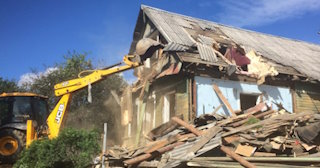 Промышленный демонтаж пристроек к дому в Осинниках | Цены от 571 руб. за м2
